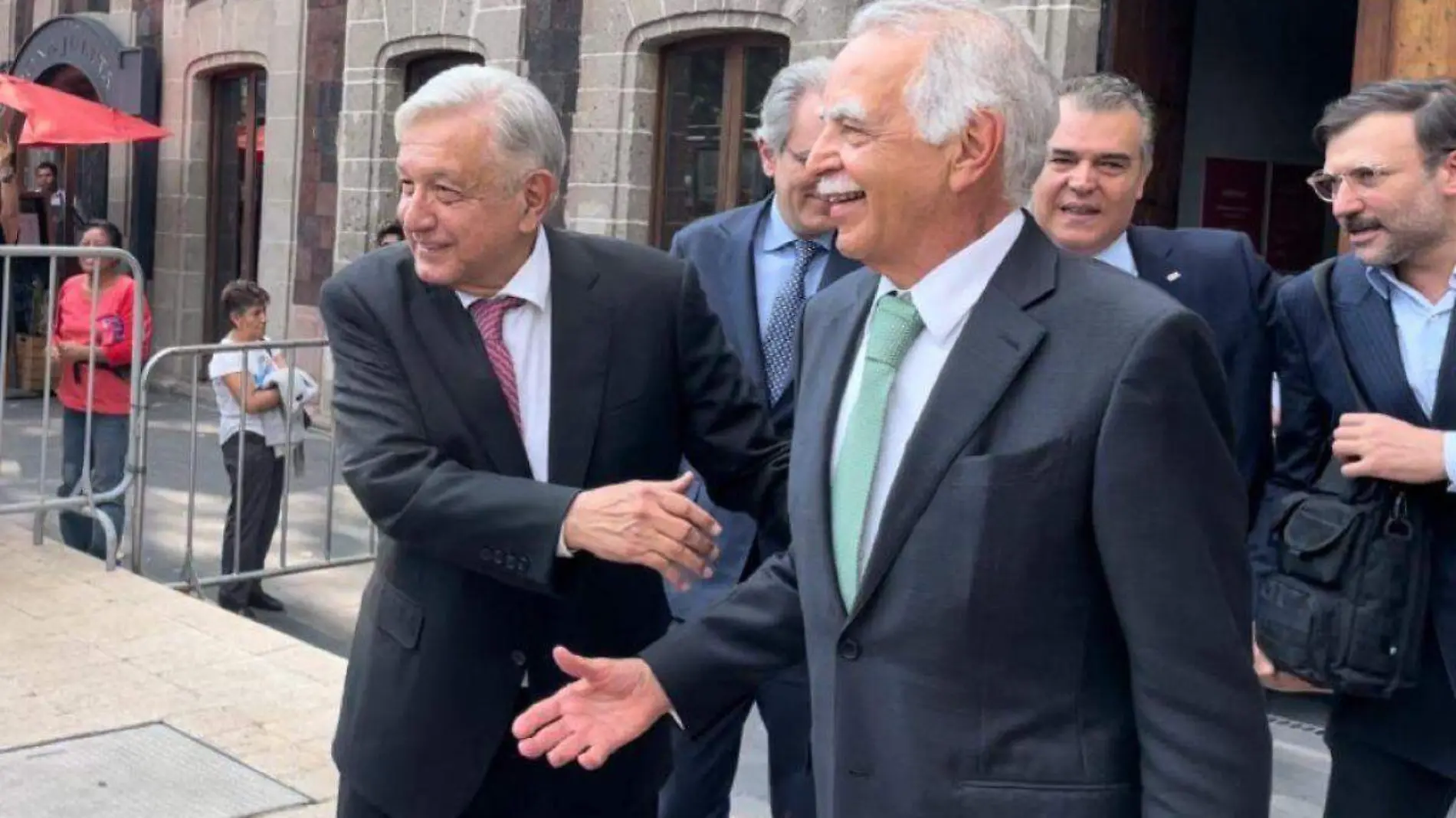 AMLO se reúne con empresario que promete invertir 30 mmdd en México